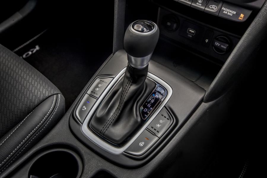 Детали интерьера Hyundai Kona Hybrid (OS) 2019 года  (UK) (фото 12 из 40)